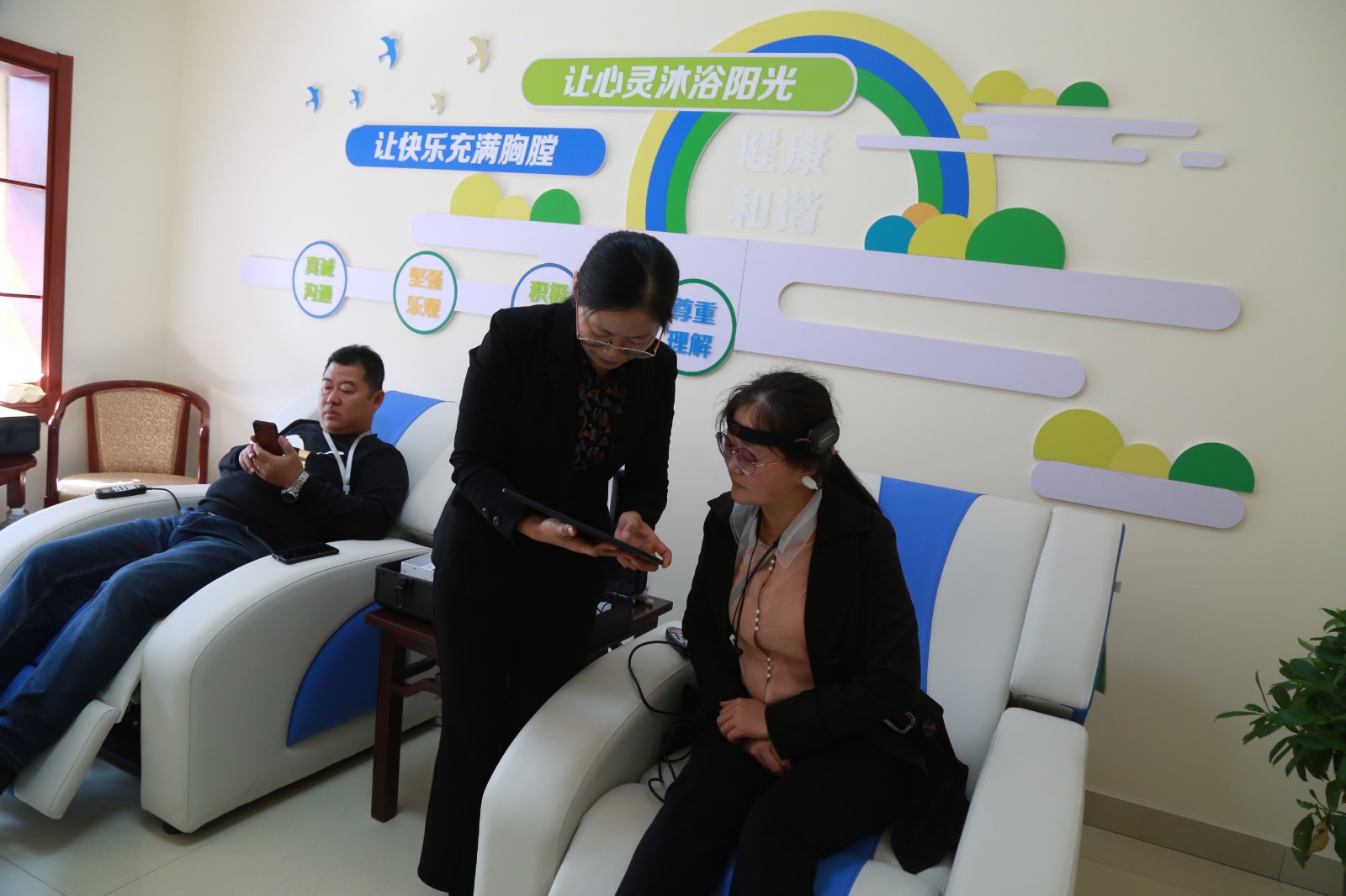 13通过专业的音频设备以音乐的形式帮助职工进行冥想训练