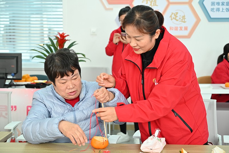 南屯煤矿暖心志愿者协助制作“小桔灯”